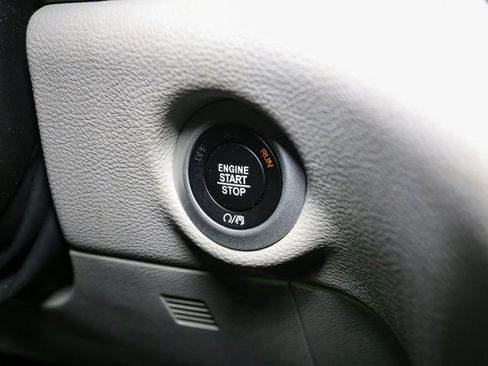 Used 2021 Chrysler Pacifica Touring-L image 32