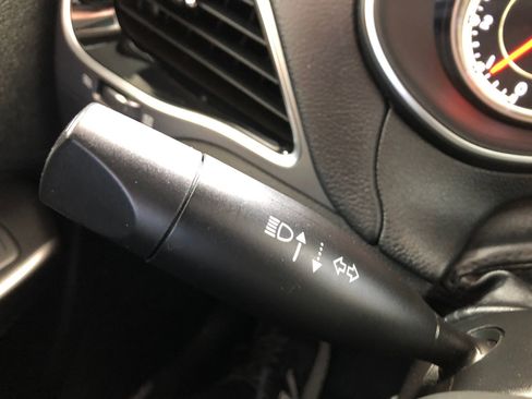 Used 2020 Jeep Cherokee Limited FWD image 32