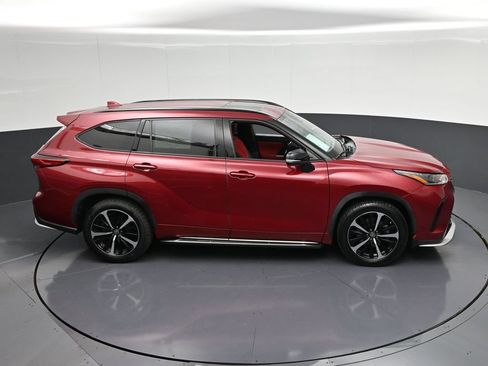 Used 2021 Toyota Highlander XSE FWD image 22