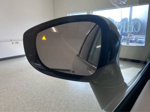 Used 2024 Chrysler Pacifica Touring-L FWD image 39