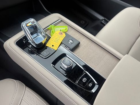 New 2026 Volvo XC90 B5 Plus w/ Protection Package Premier AWD/4WD image 15