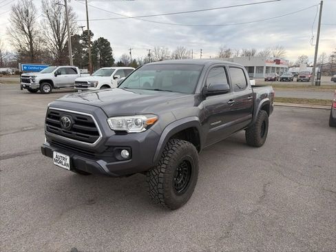 Used 2019 Toyota Tacoma 4D Double Cab image 2