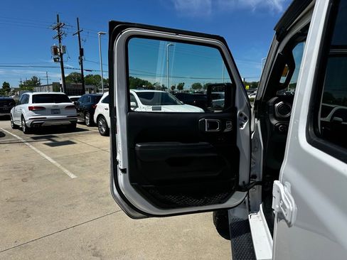 Used 2019 Jeep Wrangler Unlimited Sahara AWD/4WD image 11