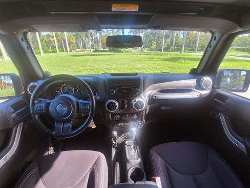 Used 2014 Jeep Wrangler Unlimited Rubicon w/ Connectivity Group AWD/4WD image 18
