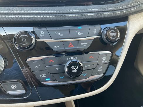 Used 2022 Chrysler Pacifica Touring-L FWD image 10