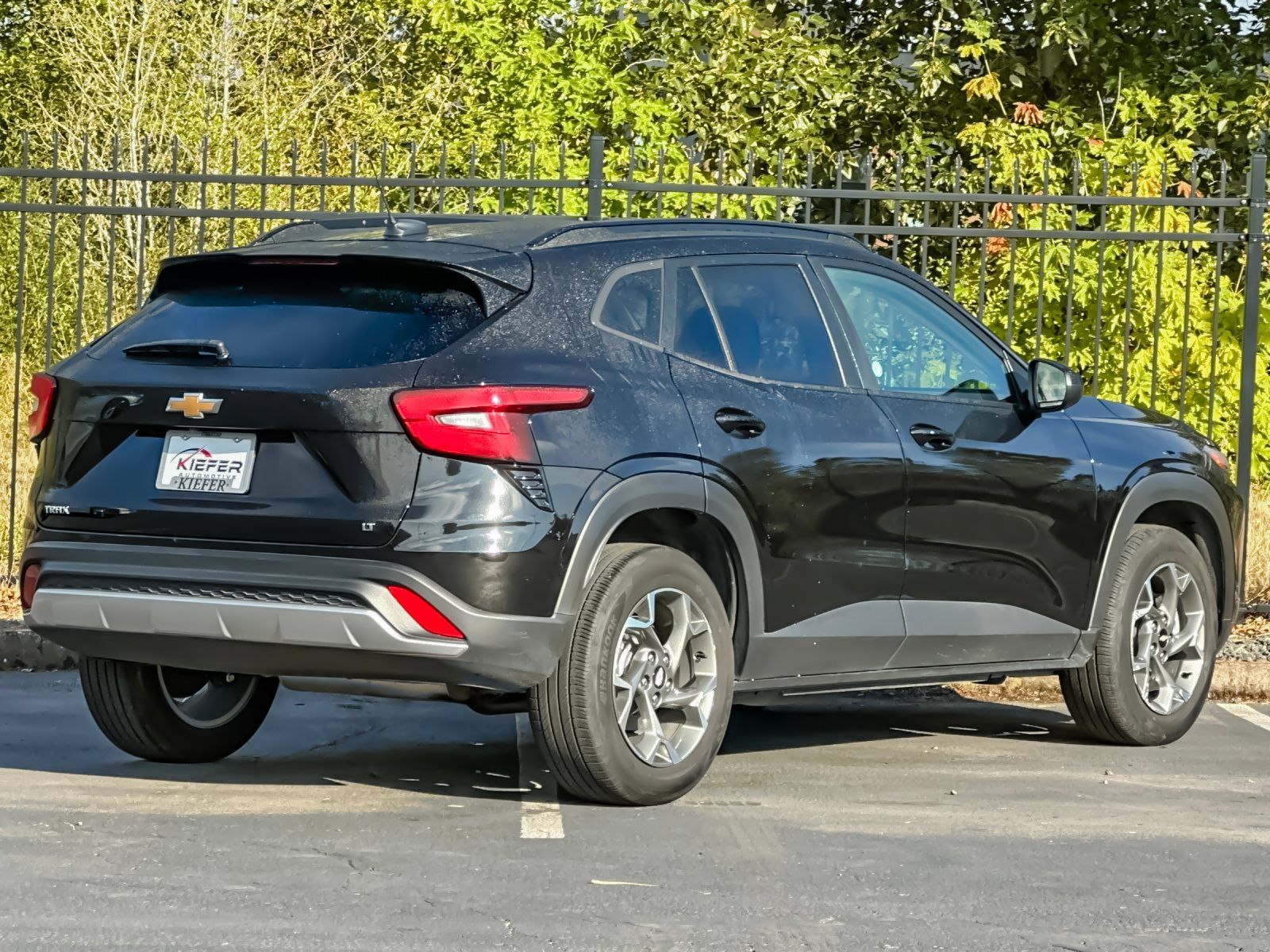 Used 2025 Chevrolet Trax LT w/ LT Convenience Package FWD image 3