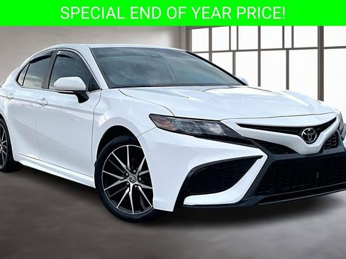 Used 2022 Toyota Camry SE image 3