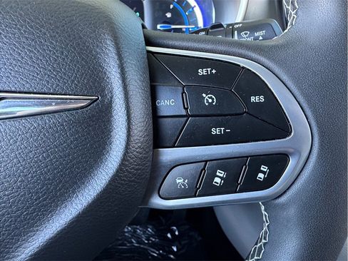 Used 2022 Chrysler Pacifica Touring-L image 15