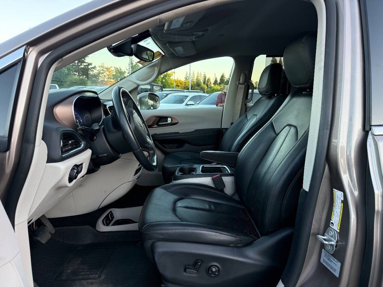 Used 2017 Chrysler Pacifica Touring-L Plus w/ Advanced Safetytec Group FWD image 10