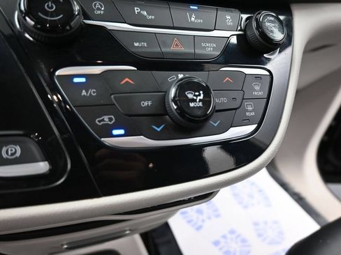 Used 2024 Chrysler Pacifica Touring-L FWD image 38