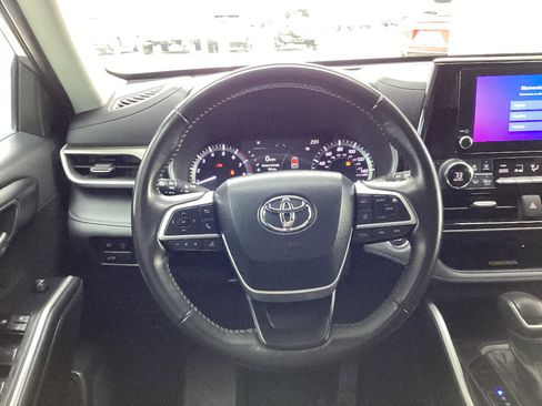 Certified 2023 Toyota Highlander XLE image 17