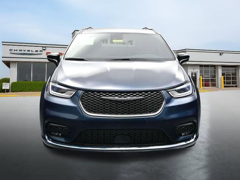 Used 2025 Chrysler Pacifica Limited FWD image 8