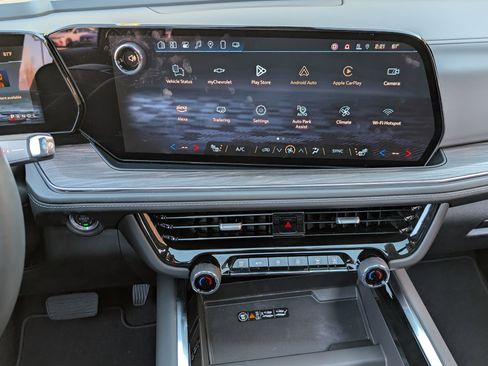 Used 2025 Chevrolet Suburban Z71 w/ Comfort Package image 26