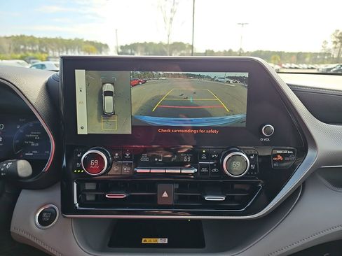 Used 2024 Toyota Highlander Platinum image 28