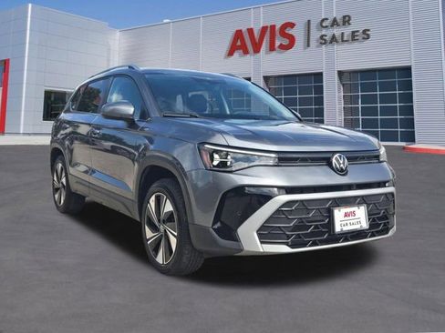 Used 2025 Volkswagen Taos SE AWD/4WD image 3