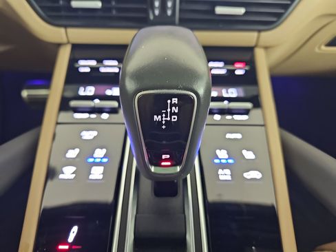 Used 2020 Porsche Cayenne Turbo image 18