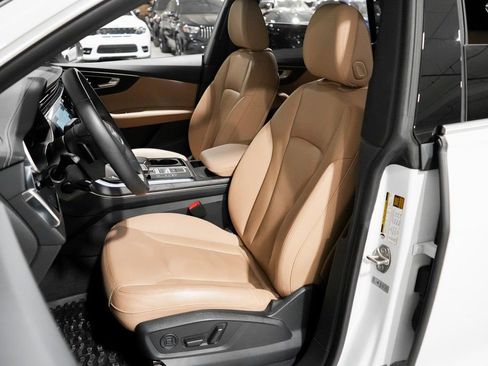 Used 2023 Audi Q8 Premium image 10