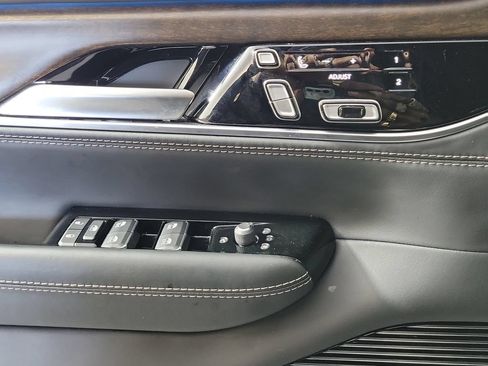 Used 2025 Jeep Grand Wagoneer 4WD image 17