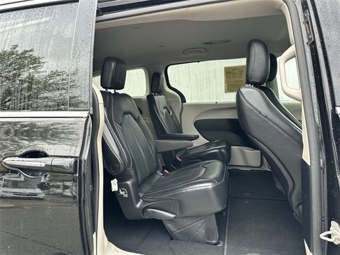 Used 2020 Chrysler Pacifica Touring-L image 19