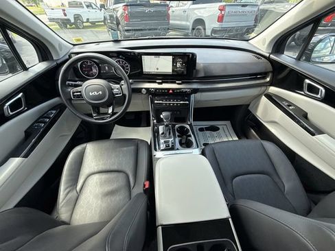 Used 2024 Kia Carnival EX FWD image 20