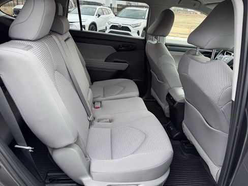 Used 2023 Toyota Highlander LE image 17