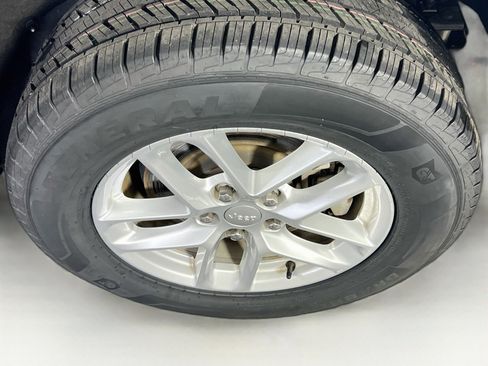 Used 2023 Jeep Grand Cherokee L Laredo AWD/4WD image 30