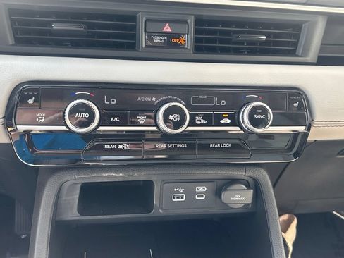 Used 2025 Honda Pilot Touring image 15