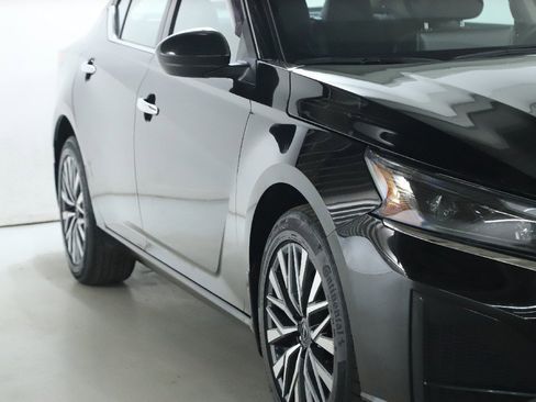 Used 2024 Nissan Altima 2.5 SV w/ SV Premium Package image 9