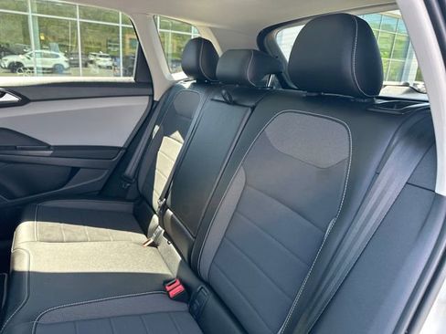 Certified 2023 Volkswagen Taos SE w/ Panoramic Sunroof Package AWD/4WD image 33