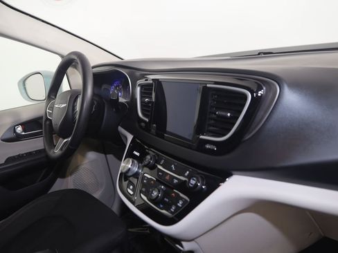 Used 2020 Chrysler Pacifica Touring FWD image 40