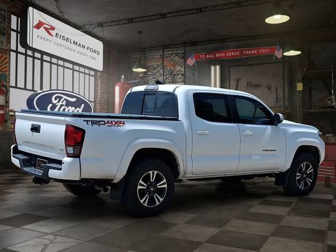 Used 2019 Toyota Tacoma TRD Sport AWD/4WD image 6