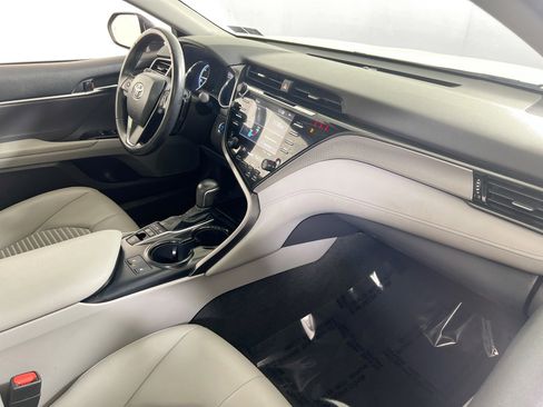 Used 2019 Toyota Camry SE w/ Sunroof Package image 28