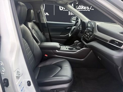 Used 2022 Toyota Highlander XLE image 13
