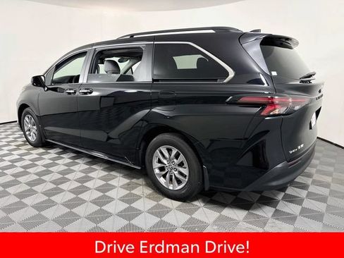 Certified 2025 Toyota Sienna XLE FWD image 21