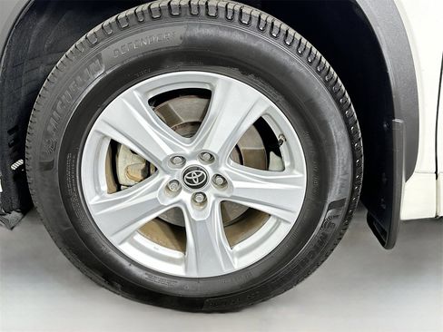 Certified 2020 Toyota Highlander LE image 31