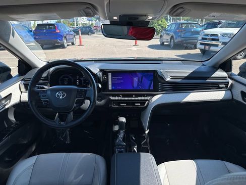 Used 2025 Toyota Camry XLE AWD/4WD image 10