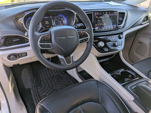Used 2022 Chrysler Pacifica Limited image 10