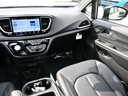 New 2026 Chrysler Pacifica Select image 16