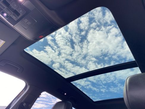 Used 2021 Volkswagen Tiguan SE R-Line image 22