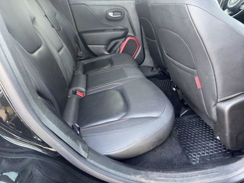 Used 2018 Jeep Renegade Trailhawk image 18