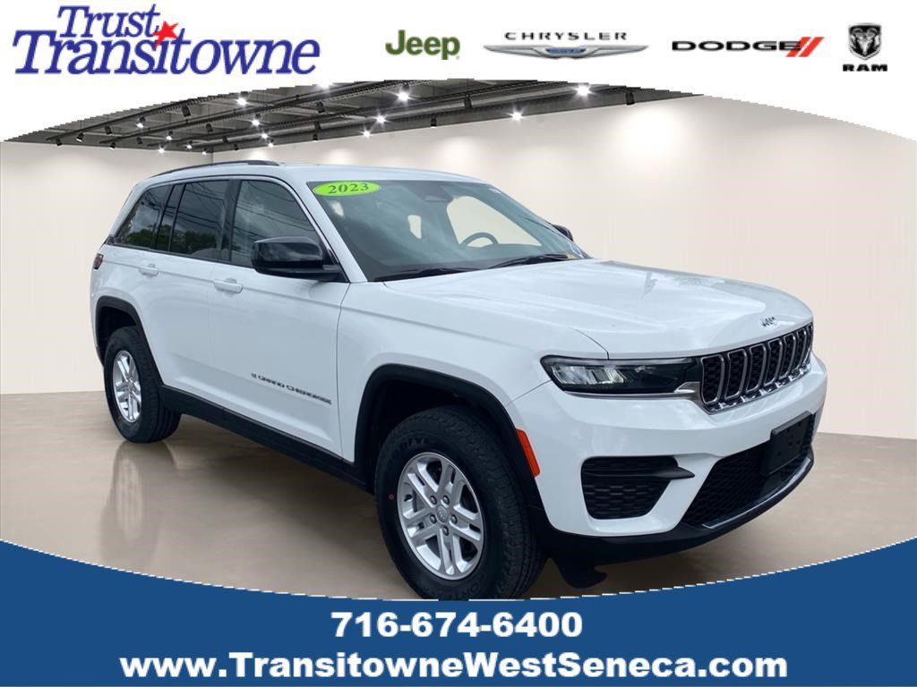 Used 2023 Jeep Grand Cherokee Laredo AWD/4WD image 1