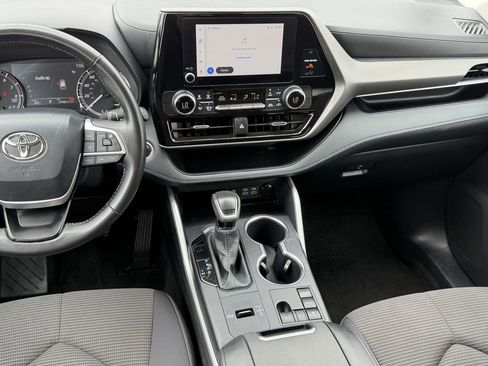 Used 2025 Toyota Highlander LE FWD image 17
