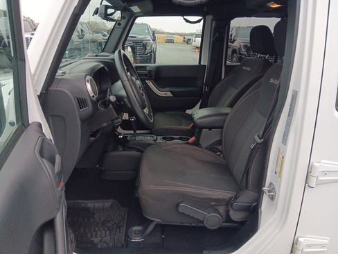 Used 2017 Jeep Wrangler Unlimited Sahara w/ Connectivity Group image 5