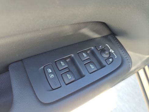 Certified 2023 Volvo XC60 B5 Plus image 18