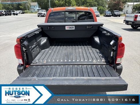 Used 2017 Toyota Tacoma SR5 w/ Tow Package RWD image 9
