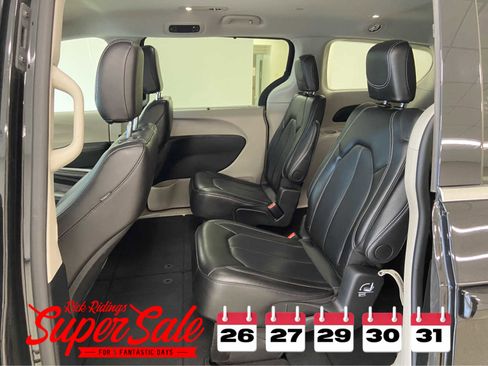 Used 2024 Chrysler Pacifica Touring-L image 13