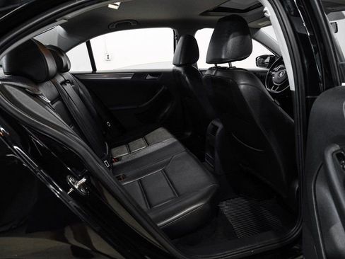 Used 2017 Volkswagen Jetta SE image 40