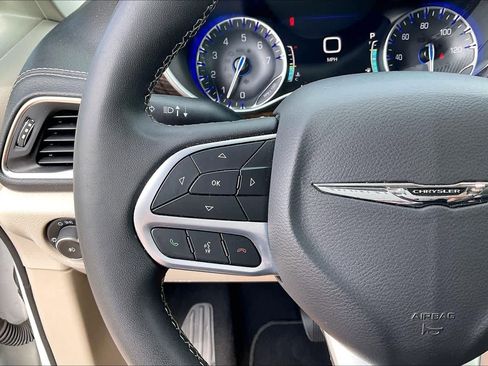 Used 2023 Chrysler Pacifica Limited FWD image 23