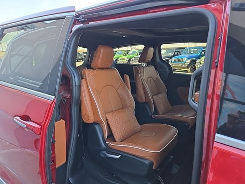 Used 2024 Chrysler Pacifica Pinnacle image 90