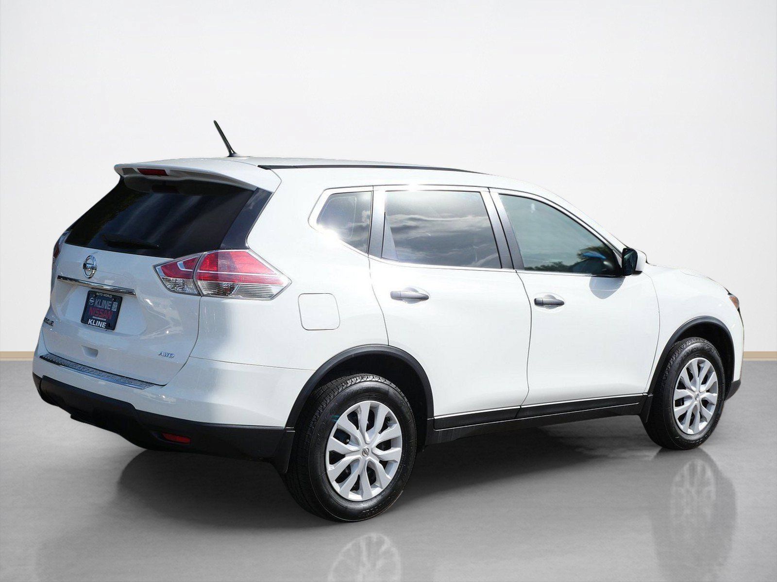 Used 2016 Nissan Rogue S AWD/4WD image 3